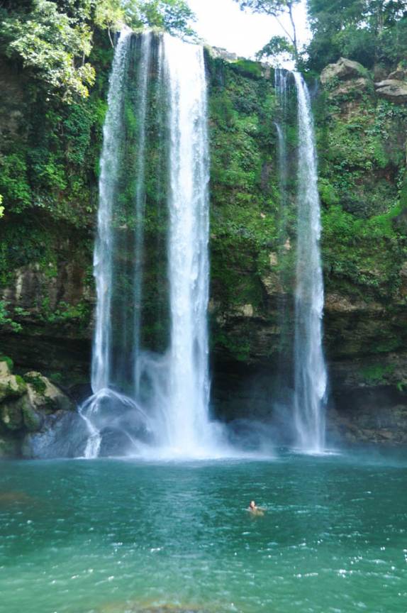 Mergulho na bela cachoeira de Misol-Ha, próxima à Palenque, em Chiapas, no sul do México